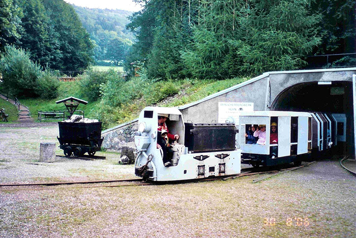 Eine Besucherbahn fährt in das Bergwerk