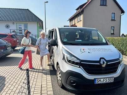Bürgerbus der Gemeinde Floh-Seligenthal bringt zwei Gäste ans Ziel