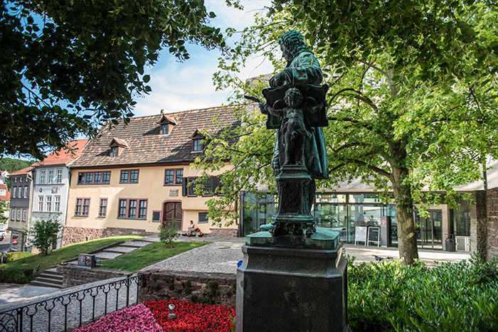 Das Bach-Denkmal (Statue) vor dem Bachhaus am Frauenplan in EIsenach