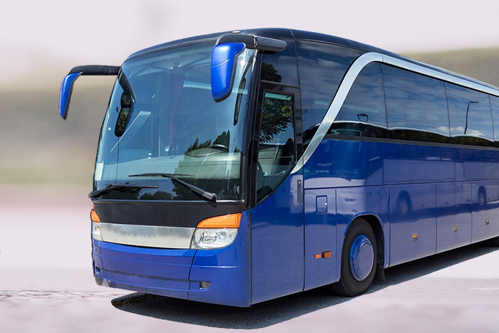 ein blauer Reisebus