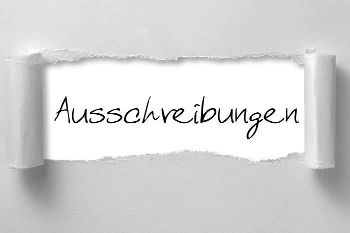 Schriftzug Ausschreibungen auf weißem Hintergrund mit aufgerissenem Papierrand