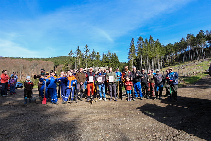 Gruppenfoto von den beteiligten Helfern der Baumpflanzaktion in Floh-Seligenthal