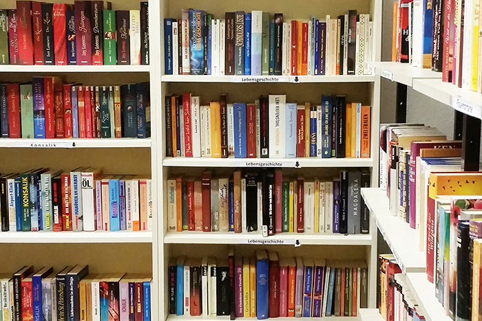 Bibliothek, Raumecke mit Bücherregal