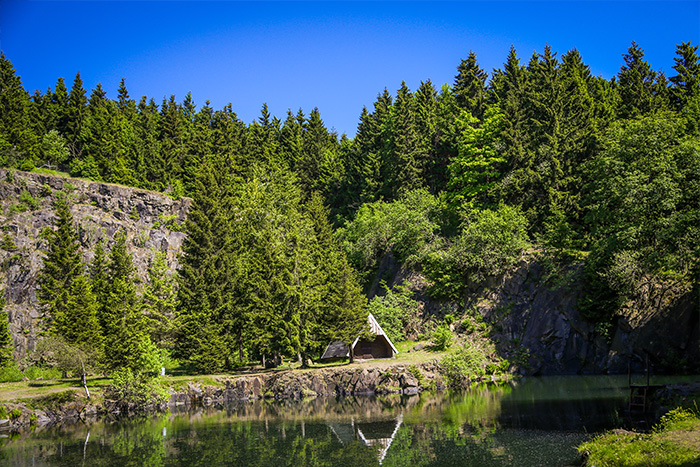 Bergsee Ebertswiese bei Floh-Seligenthal im Thüringer Wald mit klarem Wasser und Felswänden