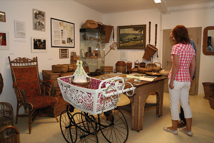 Heimatmuseum Kleinschmalkalden, traditionelle Möbel, Kinderwagen