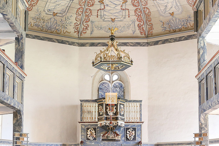 Neu resaurierte Kirche im Orteil Struth-Helmershof, Altarraum