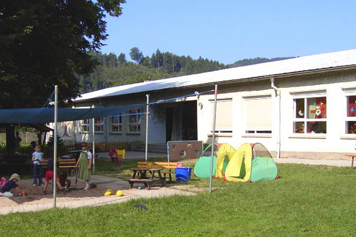 Kindergarten Kleine Strolche im Ortsteil Seligenthal, Außenbereich mit Sandkasten und Sonnensegel