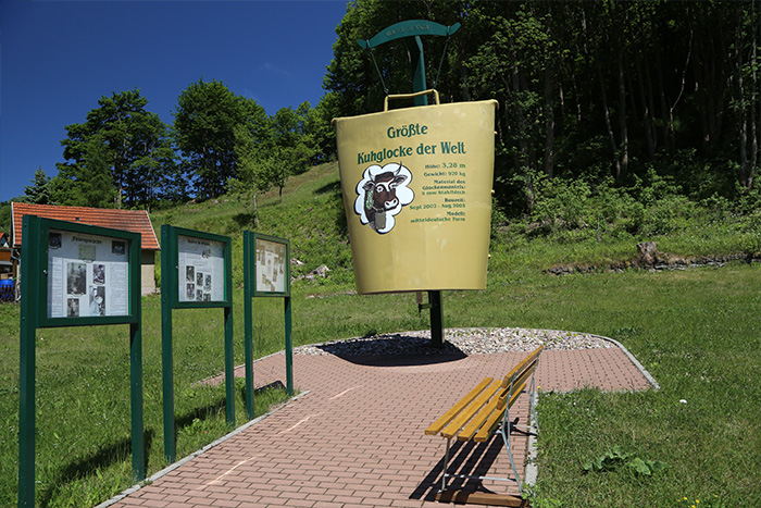 grösste Kuhglocke der Welt in Kleinschmalkalden, links im Bild 3 Schaukästen - Ausflugstipp in Floh-Seligenthal