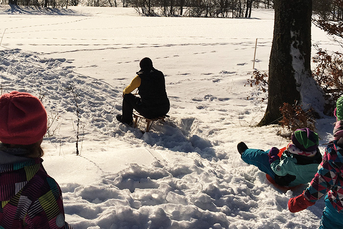 Rodeln im Winter: Eine Familie unterwegs mit dem Schlitten