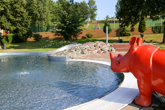Kinderbecken mit rotem Nashorn am Beckenrand