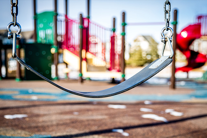 Bildausschnitt zeigt eine Schaukel auf einem Spielplatz