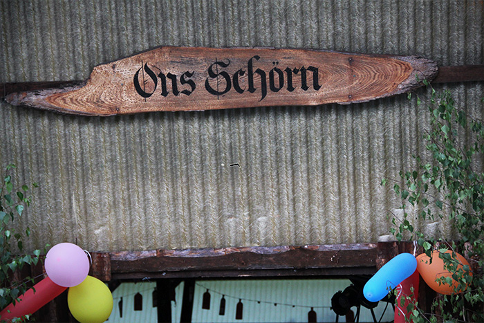 Holzschild mit der Aufschrift "Ons Schörn"