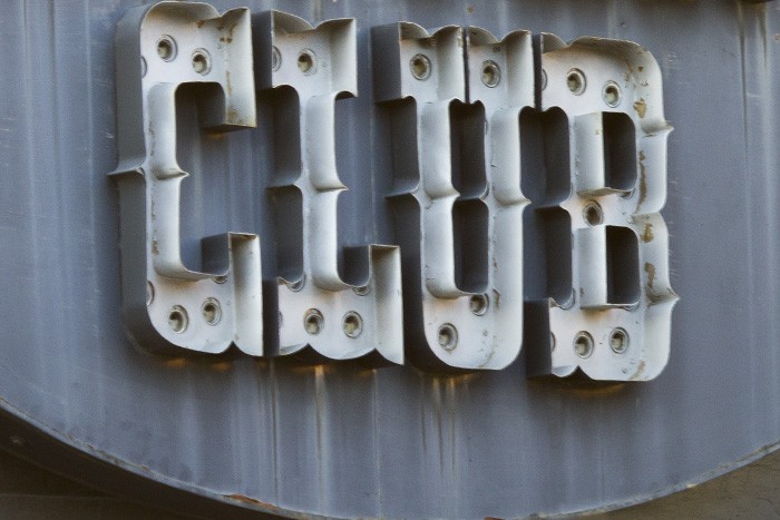 Ein Schild, auf den in Westernlettern "CLUB" steht