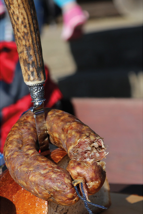 Knackwurst und Brot gespiest mit einem Horngriffmesser