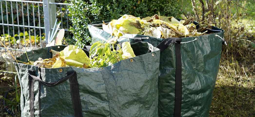 Grünschnitt und Gartenabfälle wie Äste und Zweige auf einem Haufen im Freien