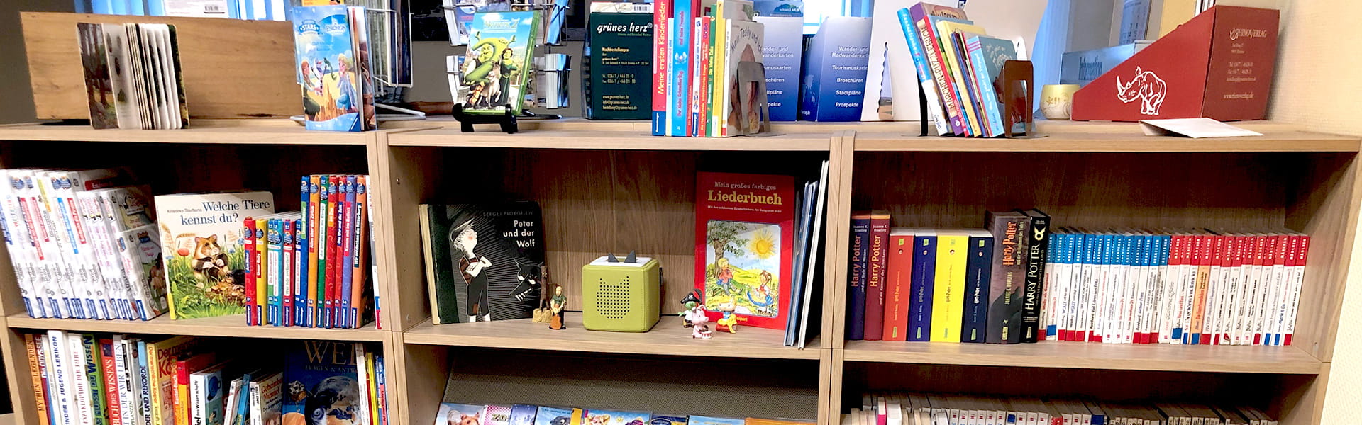 Bücherregel mit vielen Kinderbüchern