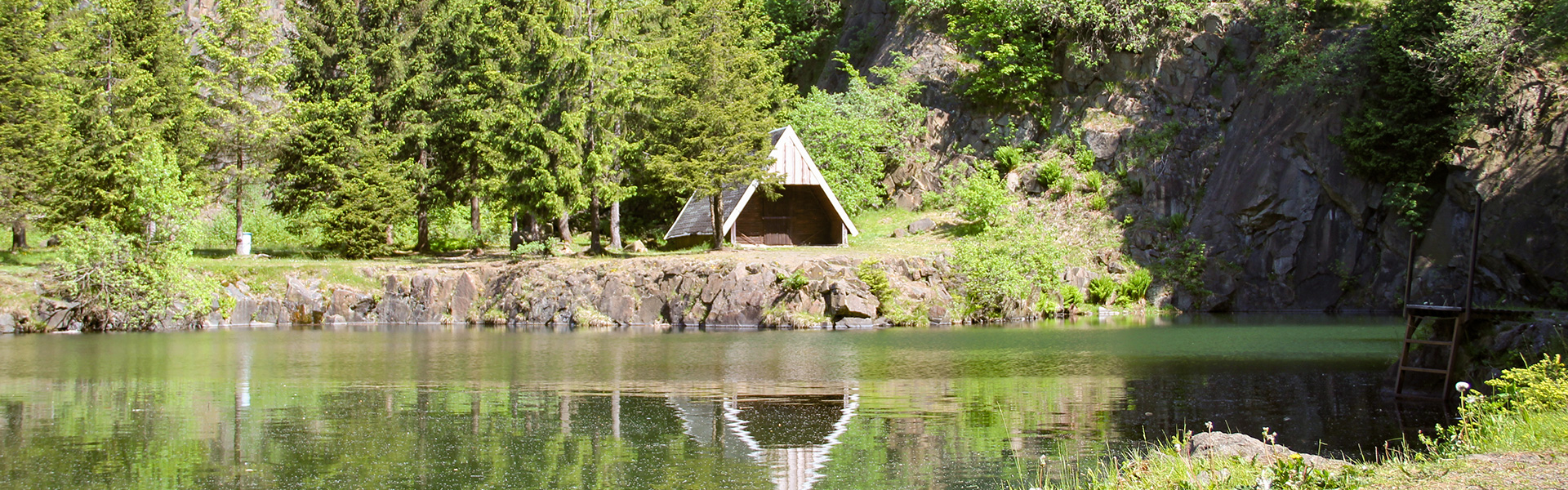 Bergsee Ebertswiese bei Floh-Seligenthal im Thüringer Wald mit klarem Wasser und Felswänden
