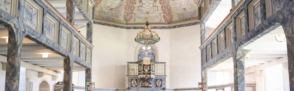 Neu resaurierte Kirche im Orteil Struth-Helmershof, Altarraum