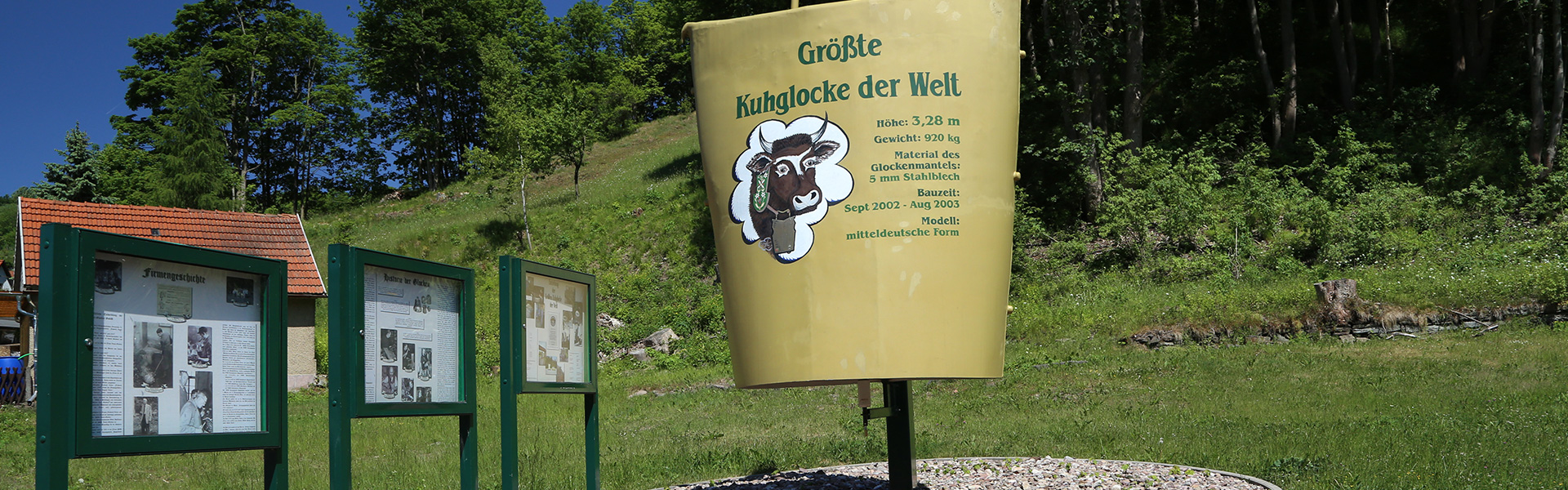 grösste Kuhglocke der Welt in Kleinschmalkalden, links im Bild 3 Schaukästen - Ausflugstipp in Floh-Seligenthal