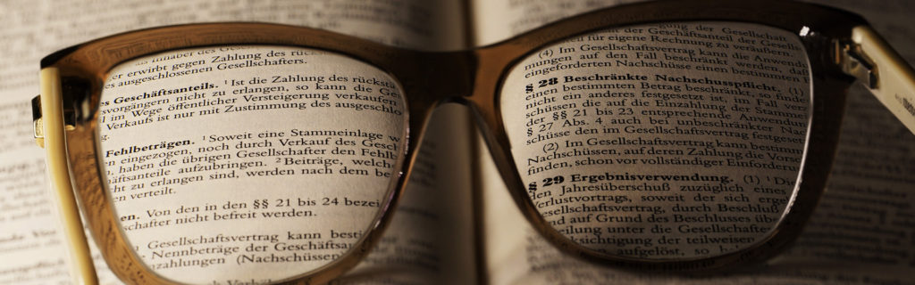 Brille liegt auf Gesetzbuch