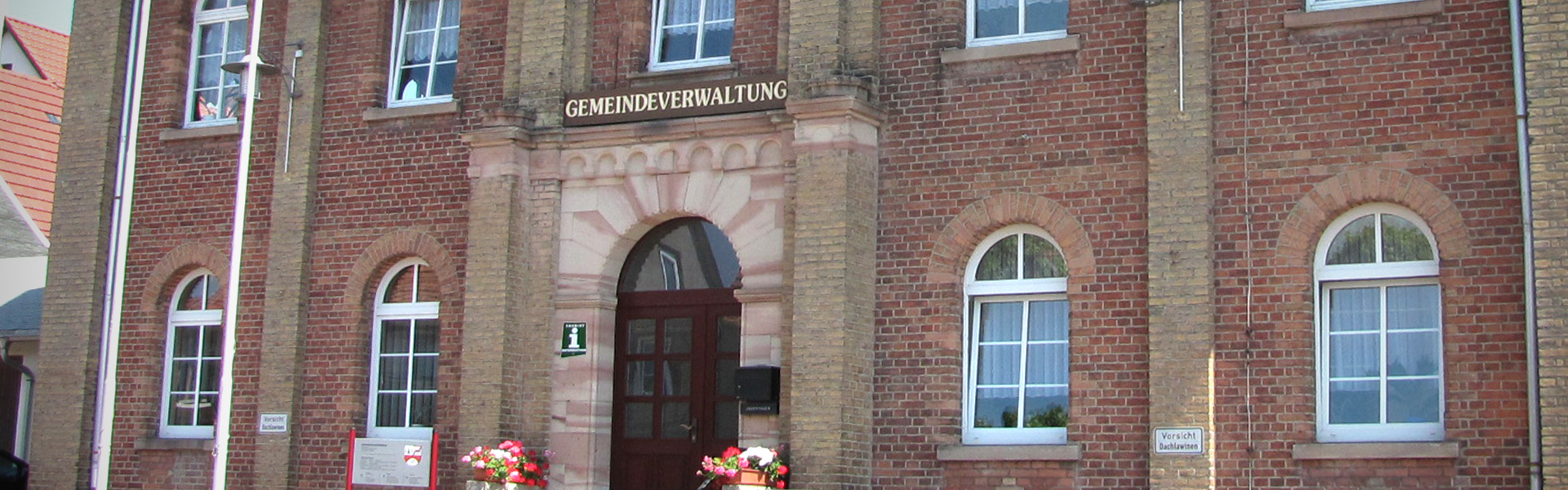 Verwaltungsgebäude der Gemeinde Floh-Seligenthal mit Eingangsbereich