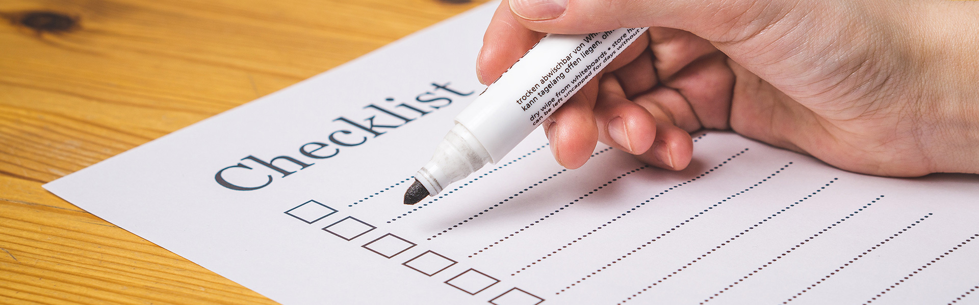 Bildausschnitt Hand bearbeitet eine Checkliste