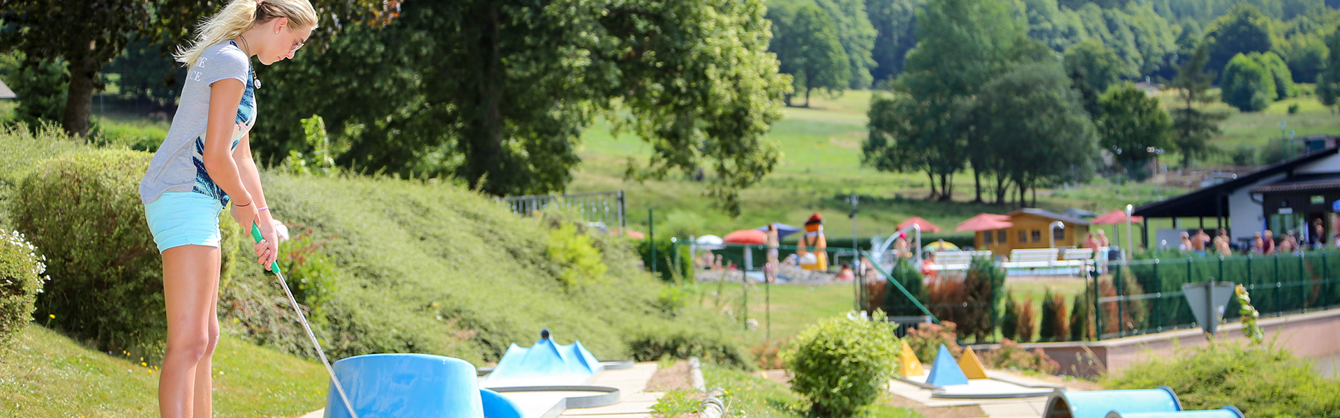 Mädchen beim Minigolfen in Floh-Seligenthal am Rennsteig