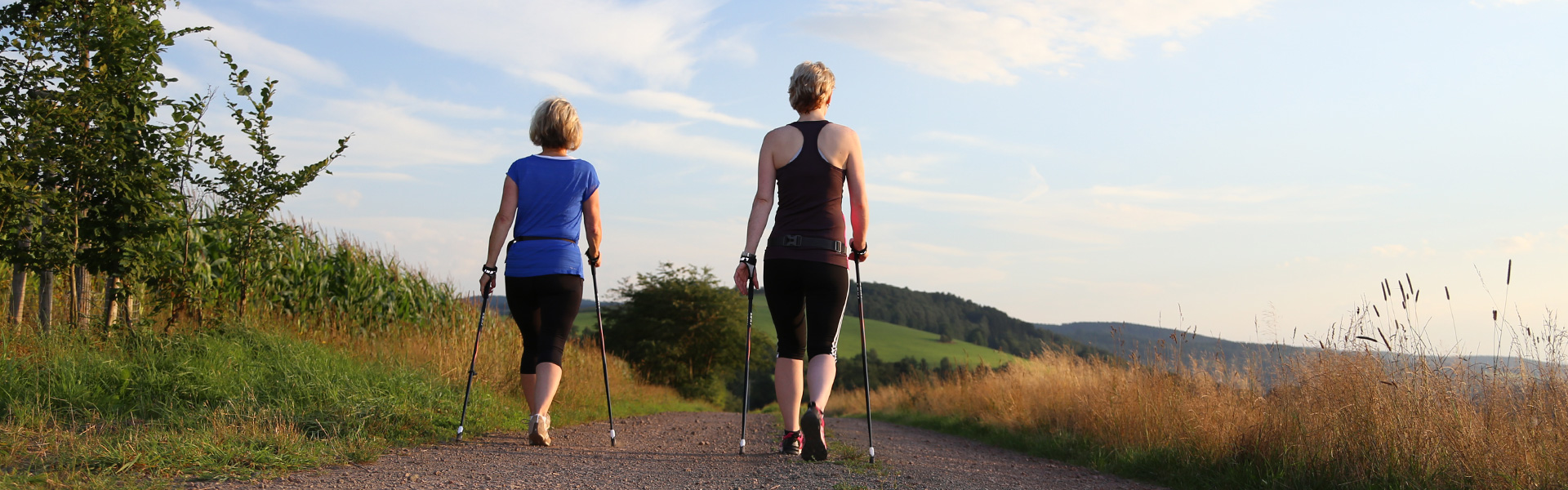 2 Frauen walken auf einem Feldweg