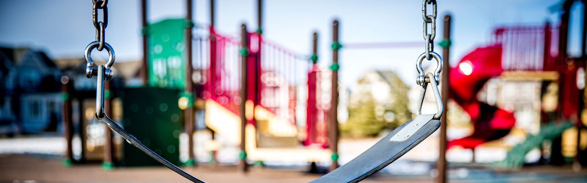 Bildausschnitt zeigt eine Schaukel auf einem Spielplatz