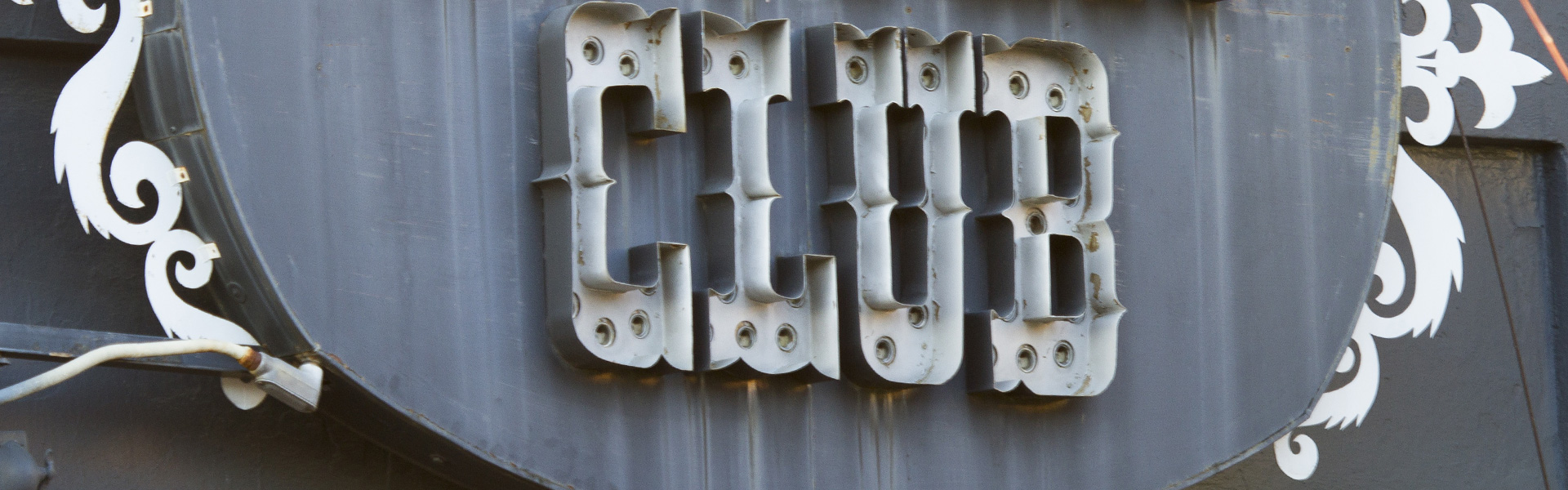 Ein Schild, auf den in Westernlettern "CLUB" steht