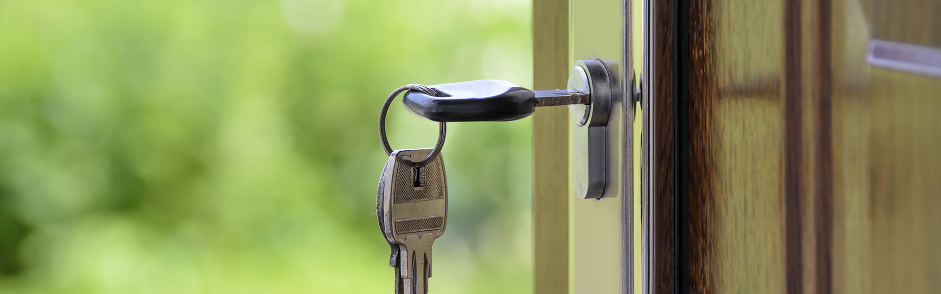 Headerbild WohnungsliBildausschnitt; offene Tür mit Schlüssel im Schlüssellochste