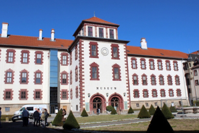 Meiningen Schloss Elisabethenburg mit Park im Vordergrund