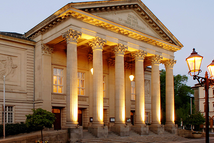 Meininger Theater, Gebäude im Stil des Neoklassizismus, Säuleneingangsbereich mit 6 Säulen