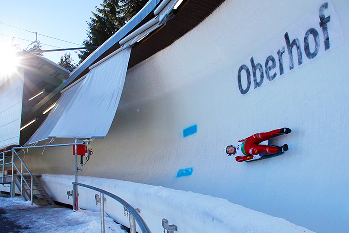 Oberhof Bobbahn, Sportler auf Rennschlitten in der Bahn