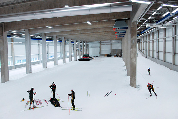 Halle mir Schnee, Sportler auf Skier ziehen ihre Runden