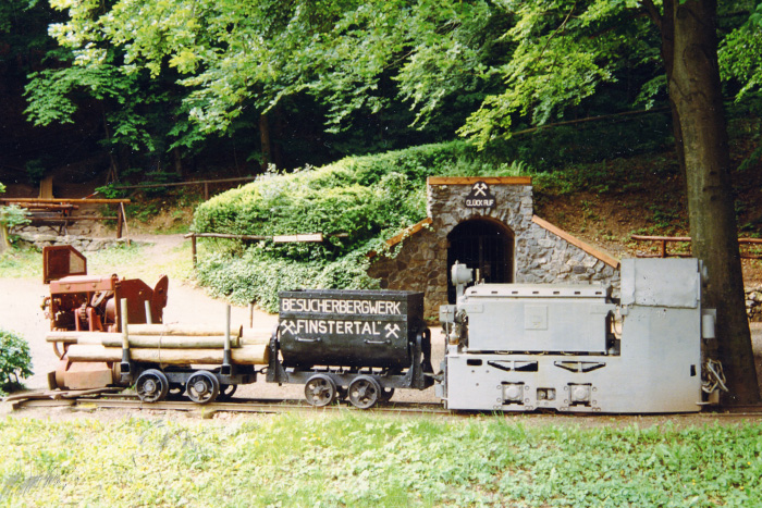 Vor dem Eingang des Besucherbergwerks steht eine Lore