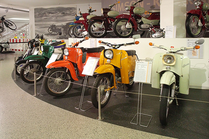 Oldtimer Motorräder verschiedener Baureihen in verschiedenen Farben