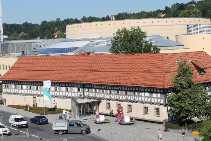 Drohnenbild vom Suhler Waffenmuseum, langes Gebäude im Fachwerkstil mit rotem Dach