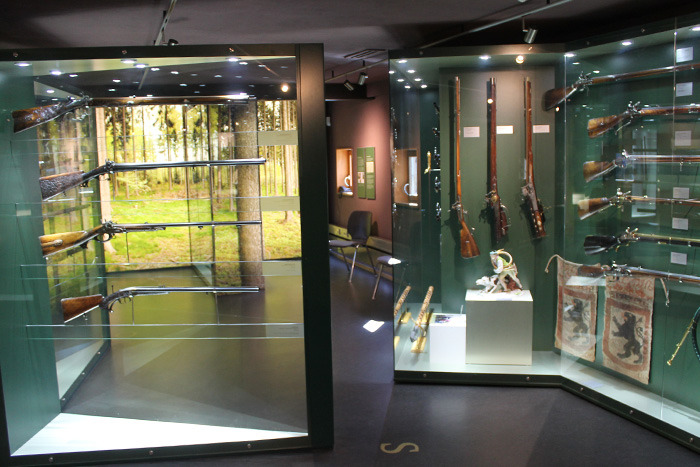 Ausstellung verschiedener Schusswaffen (Gewehre)