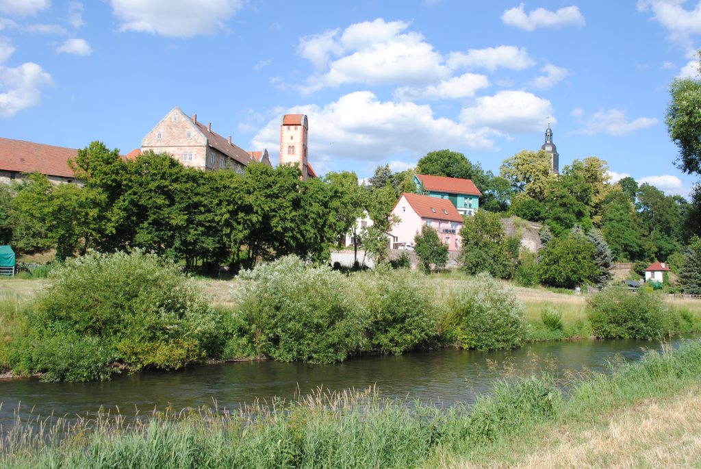 Schloss Breitungen mit Blick über die Werra und die umliegenden historischen Gebäude.