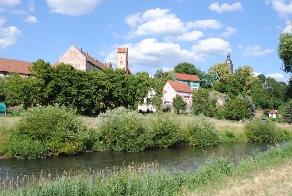 Schloss Breitungen mit Blick über die Werra und die umliegenden historischen Gebäude.