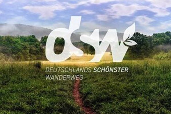 Logo Deutschlands schönster Wanderweg vor einer Landschaft mit Wanderpfad