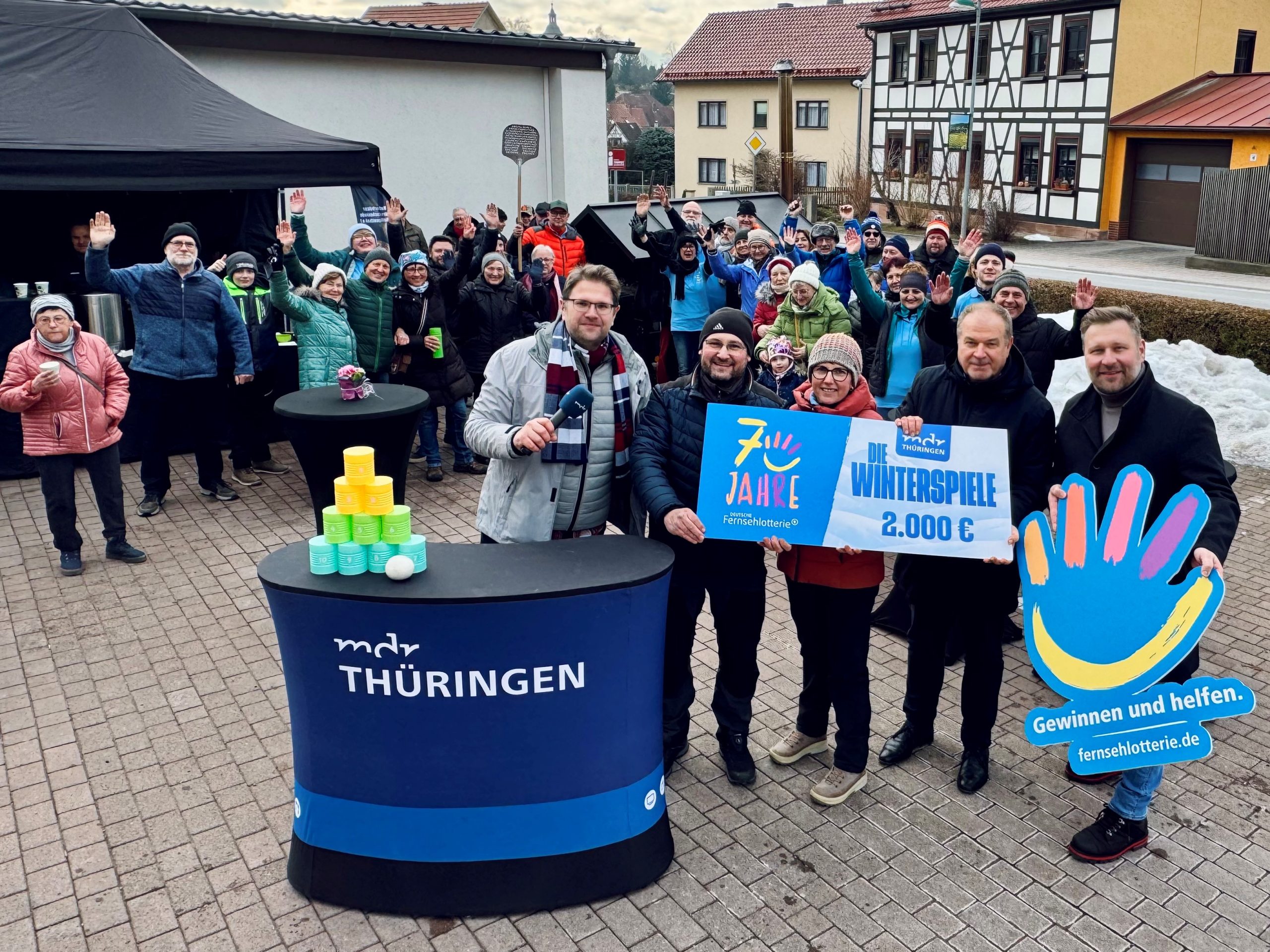 Gruppe von Menschen bei Spendenübergabe im Freien
