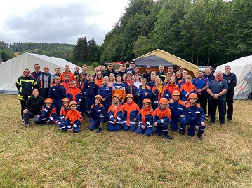 Gruppenfoto der Jugendfeuerwehr und Einsatzkräfte in Floh-Seligenthal
