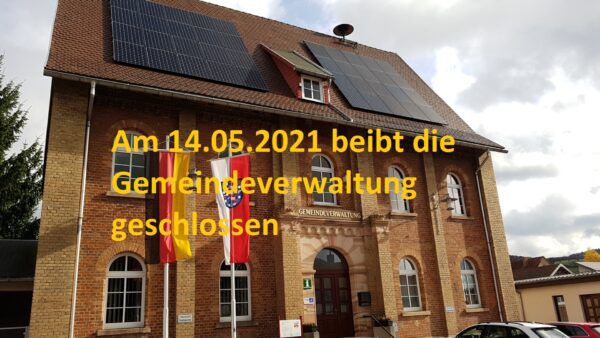 Rathaus der Gemeinde Floh-Seligenthal mit Hinweis auf Schließung am 14. Mai 2021