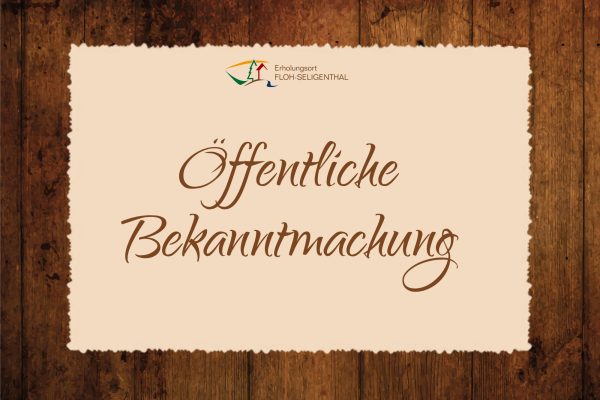 Grafik mit der Aufschrift „Öffentliche Bekanntmachung“ auf beigem Hintergrund mit Holzrahmen und dem Logo des Erholungsorts Floh-Seligenthal.